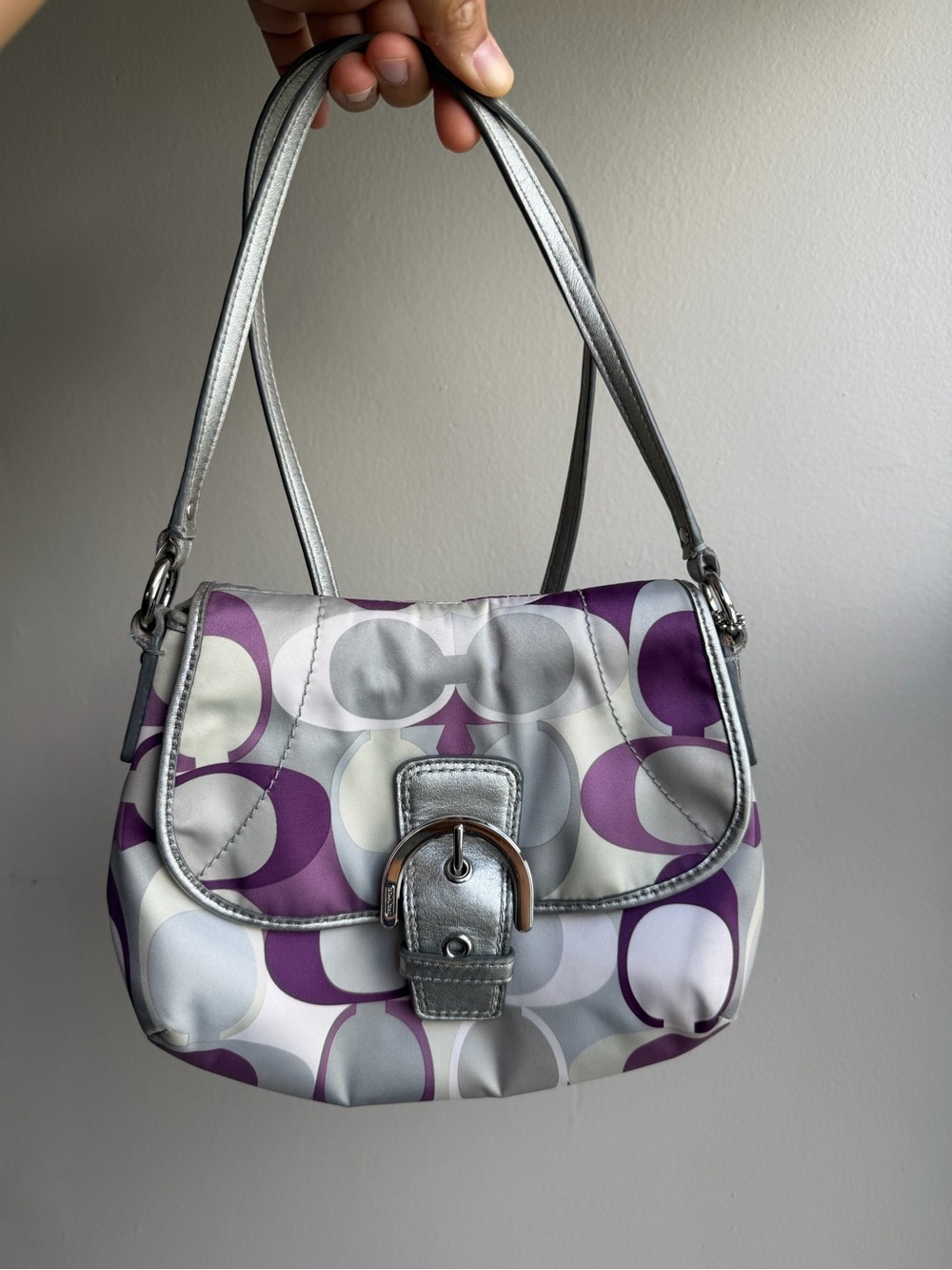 Vintage Y2K Coach Soho Signature Optic Flap
Crossbody Bag - Purple & Silver colo